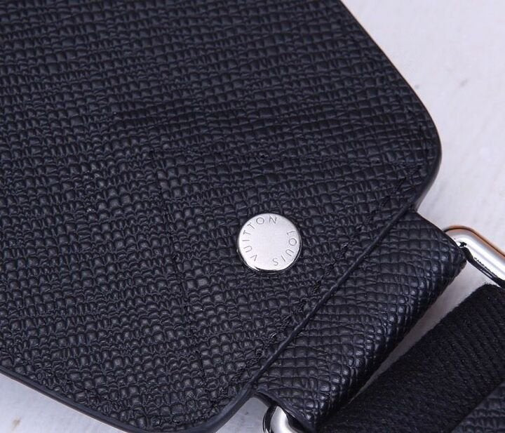 Louis Vuitton Avenue Sling Bag 32cm Taiga Leather Spring/Summer Collection M30443 Black