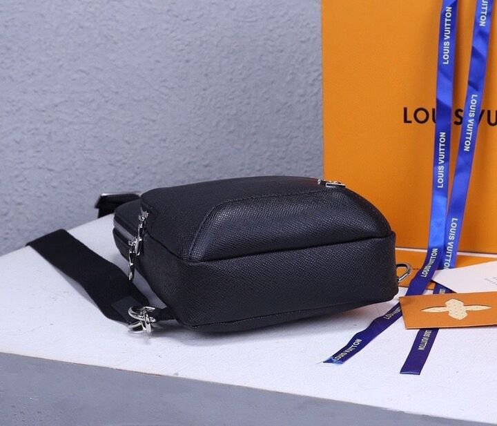 Louis Vuitton Avenue Sling Bag 32cm Taiga Leather Spring/Summer Collection M30443 Black