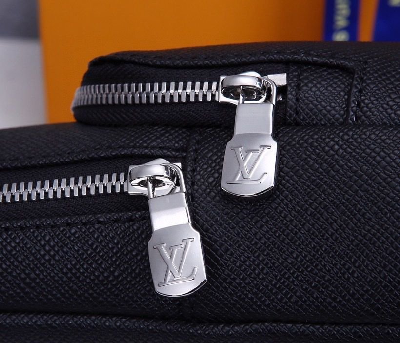 Louis Vuitton Avenue Sling Bag 32cm Taiga Leather Spring/Summer Collection M30443 Black
